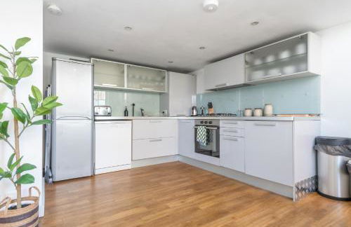 Bright and Spacious 3BDR Loft by Tooting Broadway - Photo 2