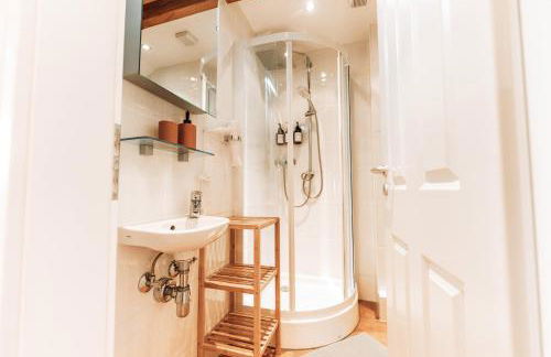 Spacious Penthouse with AC and Free Parking Steps Away From the Central Station - Foto 42