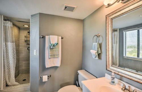 Sleek Beachfront Getaway with Community Perks! - Foto 14