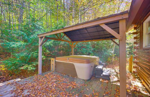 Andover Cabin Retreat with Hot Tub and Fireplace! - Foto 2