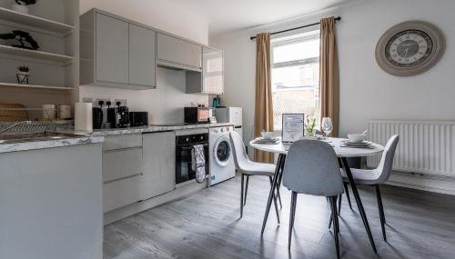 3 Bed House - Sleeps 6 - Parking - Wifi - Foto 3, stove, dishwasher, toaster, minibar