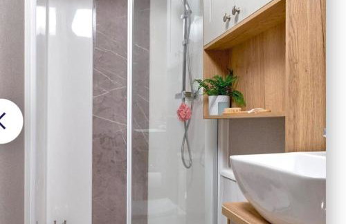 SeaView Sleeps 4to6 Pet friendly Parking - Photo 26