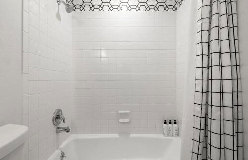 Relaxing 2BR Florida Home Close to Beach - Photo 47