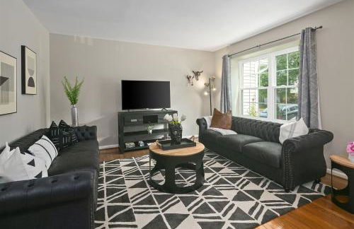 4BR Townhome, Close to Shops & Restaurants, 40 Mins to DC - Foto 9