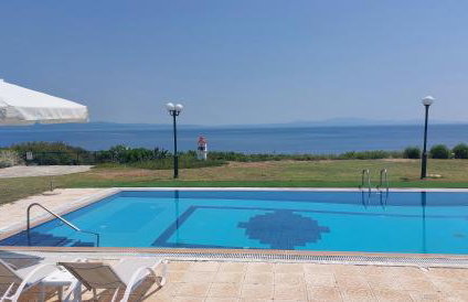 Blue Pastel-cliffside villa, shared pool, wild sandy beach nearby - Foto 1