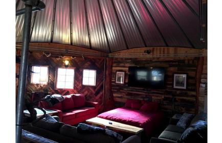 Rustic Octagon-Shaped Cabin for a Glamping Getaway near Huntington, West Virginia - Foto 4