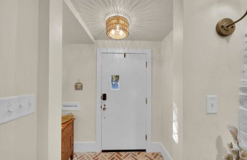 Fully Restored cottage, AMAZING game room, hot tub - Foto 47