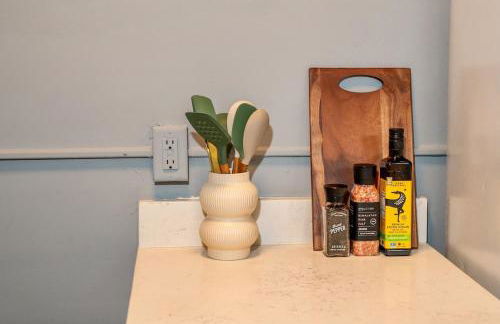 Uptown Funk Getaway with Parking & Walk To Stadiums, Nightlife - Foto 20