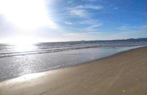 Cabo Frio, Piscina de frente pro Mar, Pé na areia - Foto 12