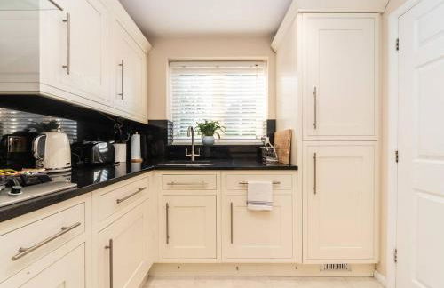 Gorgeous 4 BR House Near Station mins to London - Pass the Keys - Foto 14