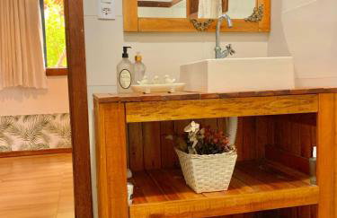 Casa COMPLETA, 2 quartos, Estacionamento GRATUITO, WIFI 300MB, frigobar, microondas, fogão e jardim - Foto 9