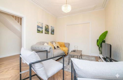 Spacious 6BR Family & Group Home Garden & Parking Sleeps 10 - Foto 1