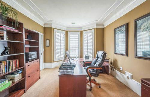 Elegant 5BR Retreat Pool & Yard - Foto 15