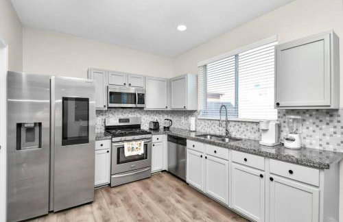 Tranquil 4-BR Oasis With Pool & Backyard Bliss! - Foto 34