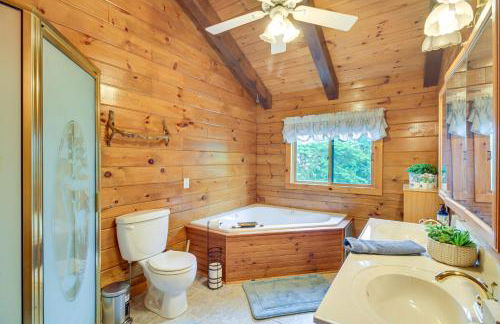 Peaceful Raphine Cottage with Deck and Fireplace! - Foto 12