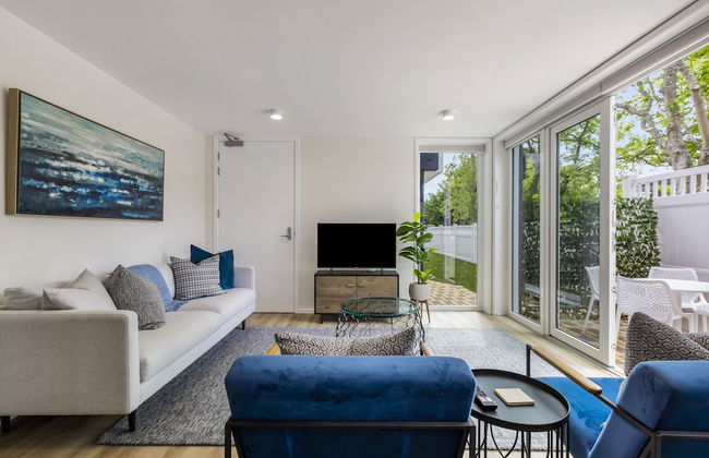 Brand New Retreat Halfmoon Bay-Netflix - Foto 1