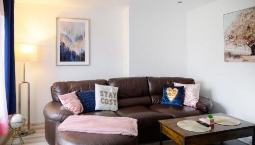 Located in the peaceful NG8 Wollaton , Perfect for Business Trips & Family Holidays or working proffesionals-long term deals, M1 Nearby , Free Parking , Private Garden , 500Mb Wi-Fi , Netflix - Foto 2