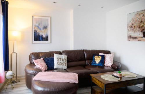 Located in the peaceful NG8 Wollaton , Perfect for Business Trips & Family Holidays or working proffesionals-long term deals, M1 Nearby , Free Parking , Private Garden , 500Mb Wi-Fi , Netflix - Foto 2