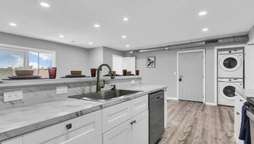 Bright 2BR Condo Near Restaurants and Entertainment - Foto 4
