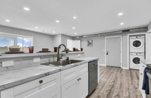 Bright 2BR Condo Near Restaurants and Entertainment - Foto 4