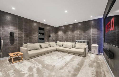 West Didsbury Retreat l Cinema l Sleeps 8 - Photo 15