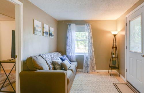 District Heights Apartment with Patio and Seating - Foto 2