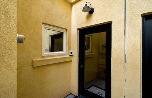 City Lights and Rooftop Nights by Rather Be Properties - Foto 49