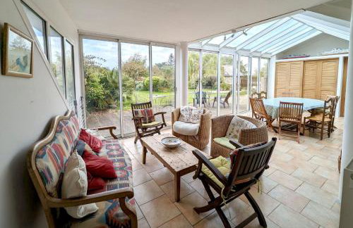 Rare pearl with garden facing the sea - Photo 2