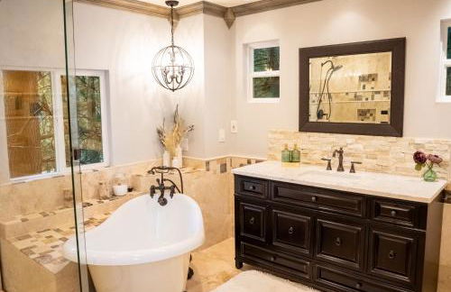 The Mighty Pines Retreat + Large Patio + BBQ+View! - Foto 19