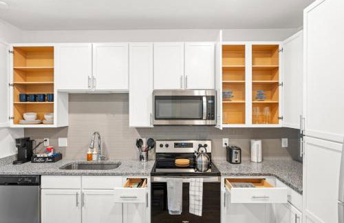 Trendy 1BR Apt with King Bed Pool Gym and Close to Beach - Foto 22