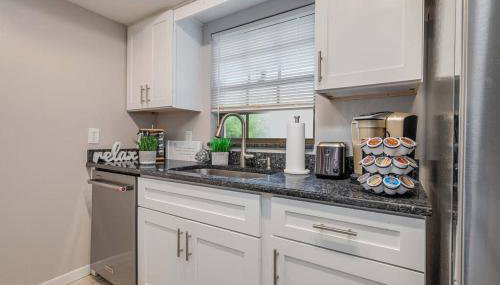 King Bed Suite, Fireside Hot Tub, Gameroom - Foto 2