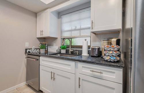 King Bed Suite, Fireside Hot Tub, Gameroom - Foto 2