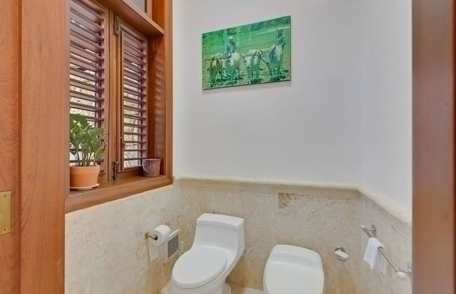 Magnificent Eight Bedroom Holiday Home - Photo 29