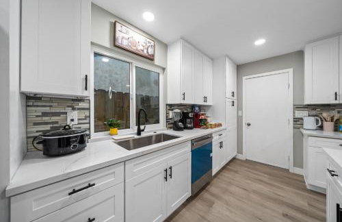 Entire Private Home with 3 Bedrooms 2 Bathrooms, Hot Tub, Garage, King Bed, Available Now - Foto 36