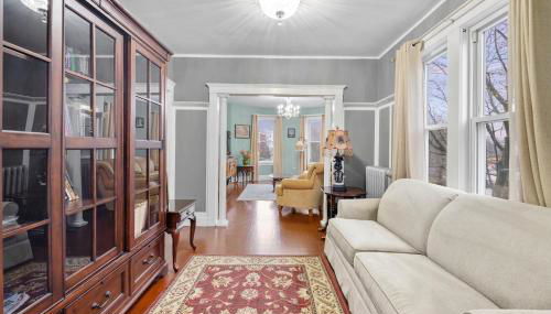 Bright & Spacious 3BR, Mins from Downtown, Easy to Gillette, Parking - Foto 2