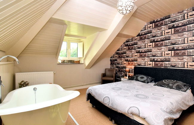 Magnificent Luxury Chateau in Vast Garden with Sauna & Hot Tubs - Photo 10