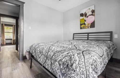 THE 1023 With Private Yard & Parking, Near Falls & Casino by Niagara Hospitality - Foto 44