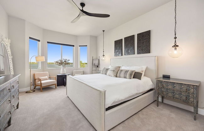 Upscale Waterfront Estate With Mountain Sunset Views - Foto 3