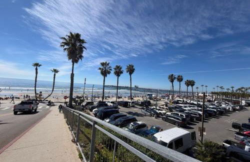 Private and Stylish 3Bdrm 3Ba Townhome, Gated Patio, King Bed, Spacious, Free Parking, Available now - Foto 29