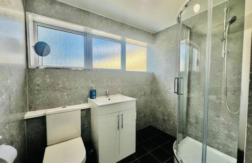 4 Bedroom House in the Heart of Basildon 2 mins to Town Center I Weekly or Monthly Stay Offer I Free Parking I Sleeps 7 - Foto 13