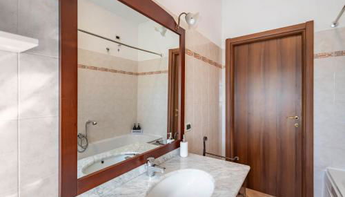 Lilly House - Travacò Siccomario - by HOST4U - Foto 4, towels, Shower
