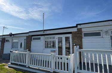 288, Two bed Chalet on Belle Aire Holiday Park - With private veranda, sleeps 5, pet friendly, free Wi-Fi, bed linen and towels included and onsite entertainment available - Foto 17