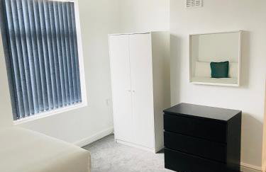 Beautiful 4 Bedroom 2 bathroom House close to city centre - Foto 7