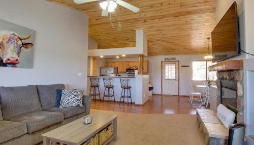 Families Welcome! Overgaard Cabin with Playground - Foto 5