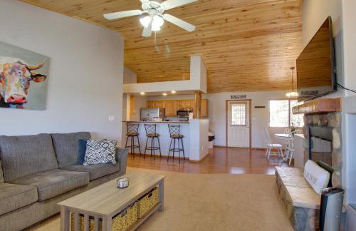 Families Welcome! Overgaard Cabin with Playground - Foto 5