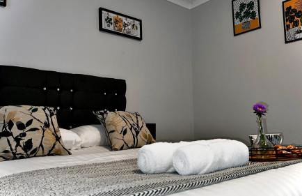 The Cheshire Gathering - Hot Tub 8 Bedroom - Photo 12