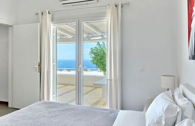 Stunning Villa With Panoramic View - Photo 4
