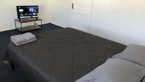 Private house with 3 bedrooms and 1 bathroom, free parking, convenient to NYC Manhattan bus and train, MetLife Stadium FIFA World Cup 35 minutes away - Foto 5