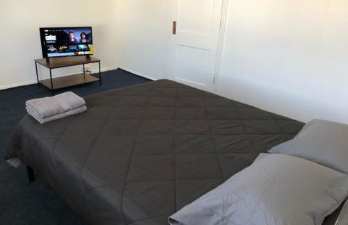 Private house with 3 bedrooms and 1 bathroom, free parking, convenient to NYC Manhattan bus and train, MetLife Stadium FIFA World Cup 35 minutes away - Foto 5