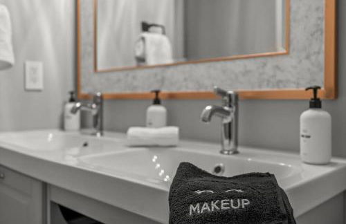 Zestlife-LuxuryEscape-ThemedRooms-Pool-GameRoom - Foto 43